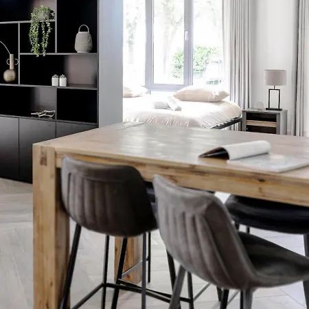 4-bed Kitchen Free Parking * Ledeacker