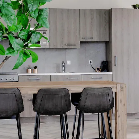 4-bed Kitchen Free Parking *