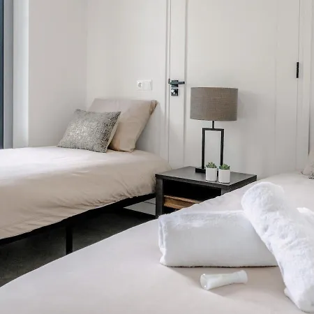 4-bed Kitchen Free Parking Ledeacker