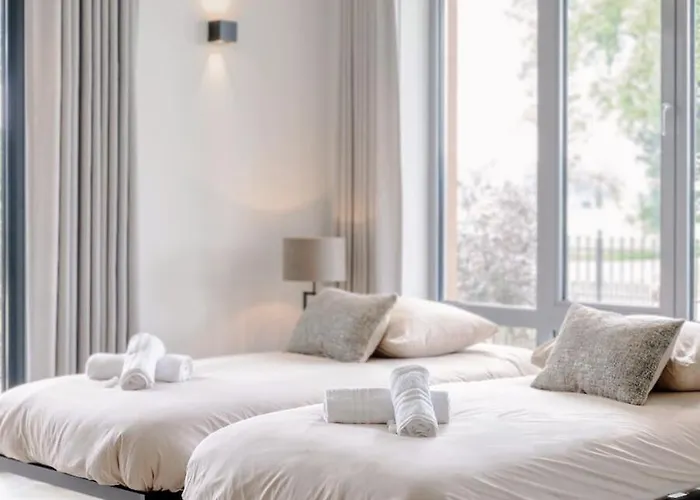 4-bed Kitchen Free Parking