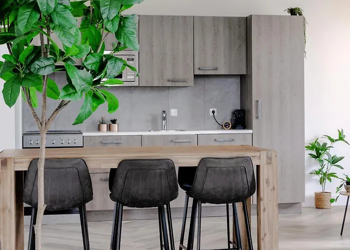 4-bed Kitchen Free Parking *