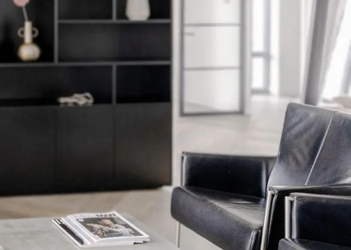 4-bed Kitchen Free Parking