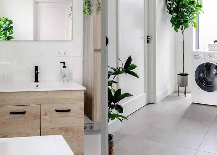 4-bed Kitchen Free Parking Apartment Ledeacker